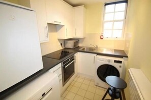 Fridge, microwave, oven, stovetop - Fabulous Apartment Near Central London (London)
