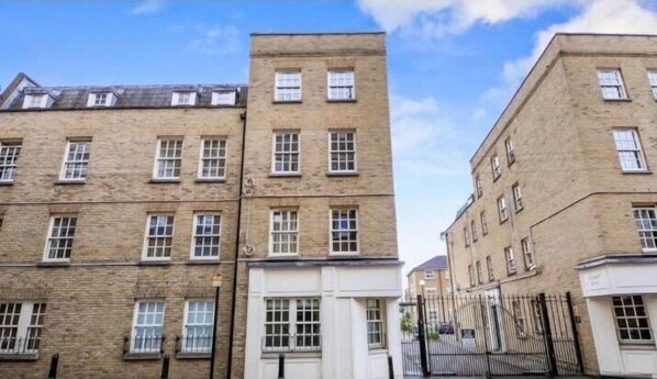 Exterior - Fabulous Apartment Near Central London (London)