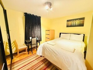1 bedroom, iron/ironing board, WiFi, bed sheets - Fabulous Apartment Near Central London (London)