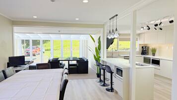 10 bedrooms, WiFi, bed sheets