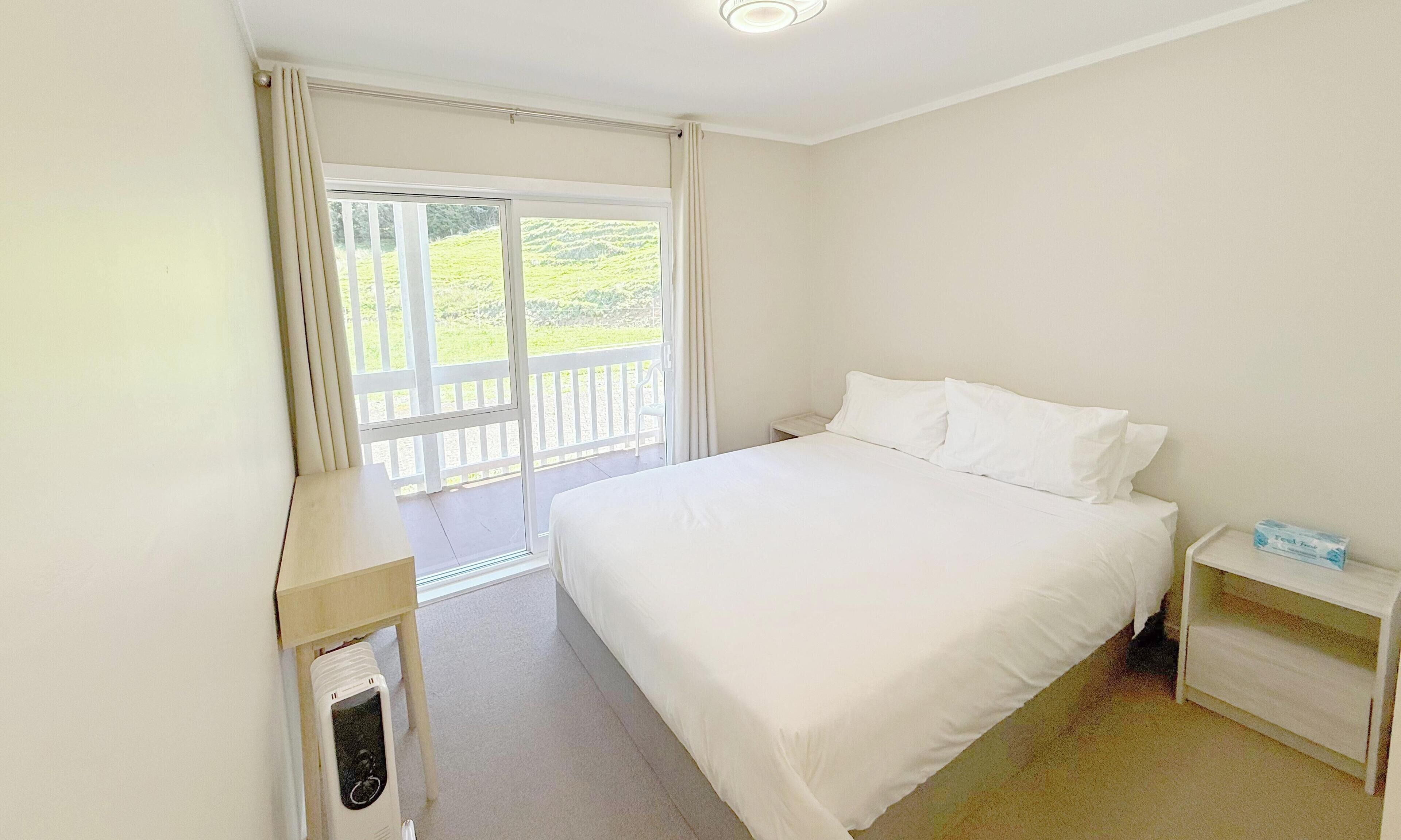 10 bedrooms, WiFi, bed sheets