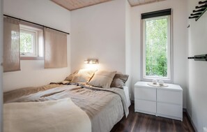 5 bedrooms, free WiFi - Awesome home in Transtrand with sauna (Transtrand)