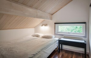 5 bedrooms, free WiFi - Awesome home in Transtrand with sauna (Transtrand)