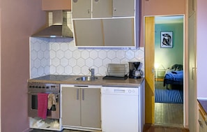 Réfrigérateur, plaque de cuisson, lave-vaisselle, cafetière/bouilloire