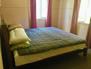 3 chambres, fer et planche à repasser, literie fournie