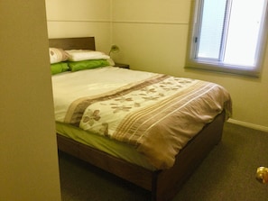 3 bedrooms, iron/ironing board, bed sheets