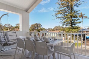 Outdoor dining - Ruby Jade Coastal Luxury at Anna Bay (Anna Bay)