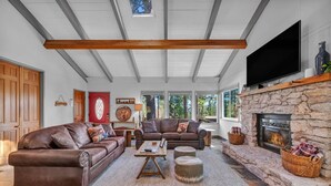 Smart TV, fireplace, books - Experience luxury at The Bear Den in Tahoe City, a spacious 4-bedroom retreat with hot tub (Tahoe City)