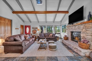 Una Smart TV, una chimenea, libros