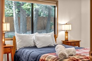 4 bedrooms, iron/ironing board, free WiFi, bed sheets - Experience luxury at The Bear Den in Tahoe City, a spacious 4-bedroom retreat with hot tub (Tahoe City)