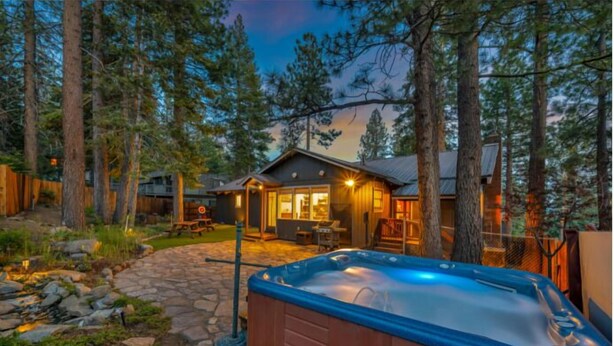 Terrace/patio - Experience luxury at The Bear Den in Tahoe City, a spacious 4-bedroom retreat with hot tub (Tahoe City)