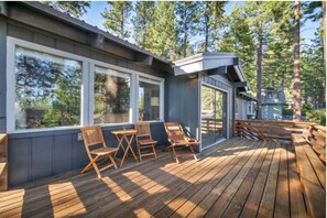 Terrace/patio - Experience luxury at The Bear Den in Tahoe City, a spacious 4-bedroom retreat with hot tub (Tahoe City)