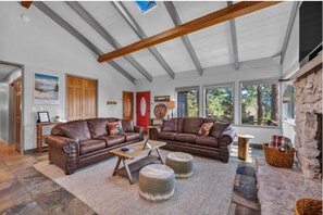 Una Smart TV, una chimenea, libros