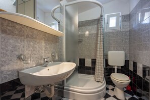 Shower, towels - Amalija Sea View Apartment 1, Mali Lošinj, Croatia (Mali Lošinj)