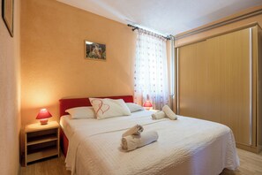 Free WiFi, bed sheets