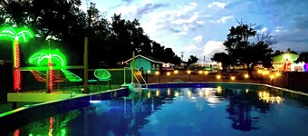 Starlite Vintage Resort - Modern Comfort, a time capsule near Royal Gorge