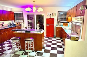 Private kitchen - Starlite Vintage Resort - Modern Comfort, a time capsule near Royal Gorge (Cañon City)