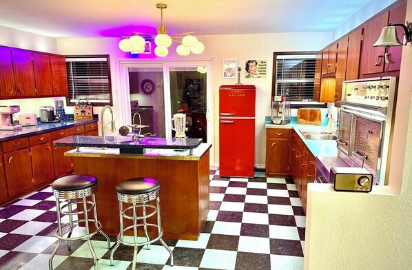 Private kitchen - Starlite Vintage Resort - Modern Comfort, a time capsule near Royal Gorge (Cañon City)