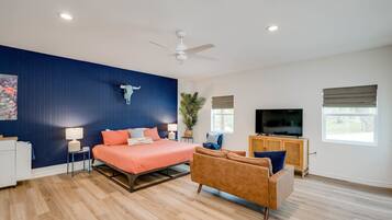 6 Schlafzimmer, Schreibtisch, Bügeleisen/Bügelbrett, Reisekinderbett