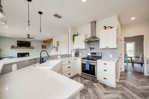 Fridge, microwave, oven, stovetop - 6b/4.5b Pool w lake views, 3 acres, lake access (Buchanan Dam)