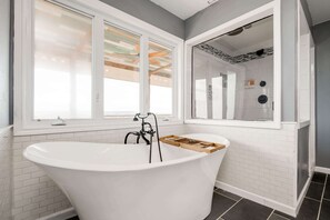 Douche, sèche-cheveux, serviettes fournies, shampoing