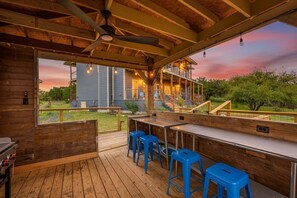 Outdoor dining - 6b/4.5b Pool w lake views, 3 acres, lake access (Buchanan Dam)