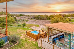 Terrace/patio - 6b/4.5b Pool w lake views, 3 acres, lake access (Buchanan Dam)
