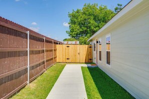 Property grounds - 8/4, private pool, 2 hot tubs, wine trail (Blanco)