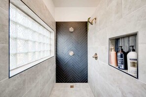 Ducha, secador de pelo, shampoo