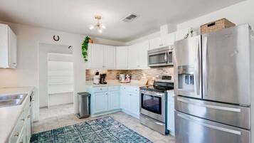 Fridge, microwave, stovetop, dishwasher