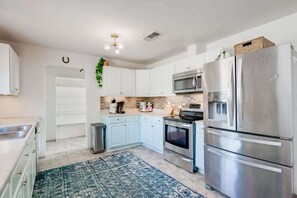 Fridge, microwave, stovetop, dishwasher - 8/4, private pool, 2 hot tubs, wine trail (Blanco)