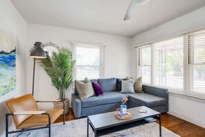 TV, offices - 8/4, private pool, 2 hot tubs, wine trail (Blanco)