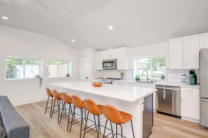 Fridge, microwave, stovetop, dishwasher - Private pool, 8b/4b, 2 hot tubs, wine trail (Blanco)