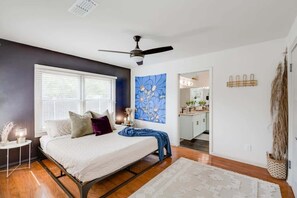 8 bedrooms, iron/ironing board, travel cot, WiFi - 8/4, private pool, 2 hot tubs, wine trail (Blanco)