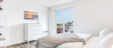 2 bedrooms, travel crib, free WiFi