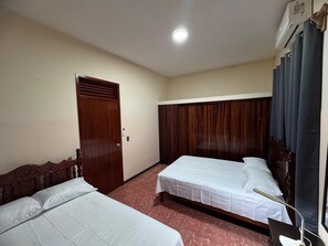 3 habitaciones, tabla de planchar con plancha, internet y ropa de cama 