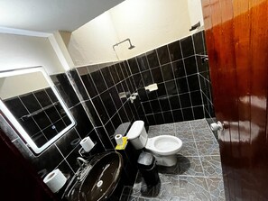 Haartrockner, Handtücher, Seife, Toilettenpapier