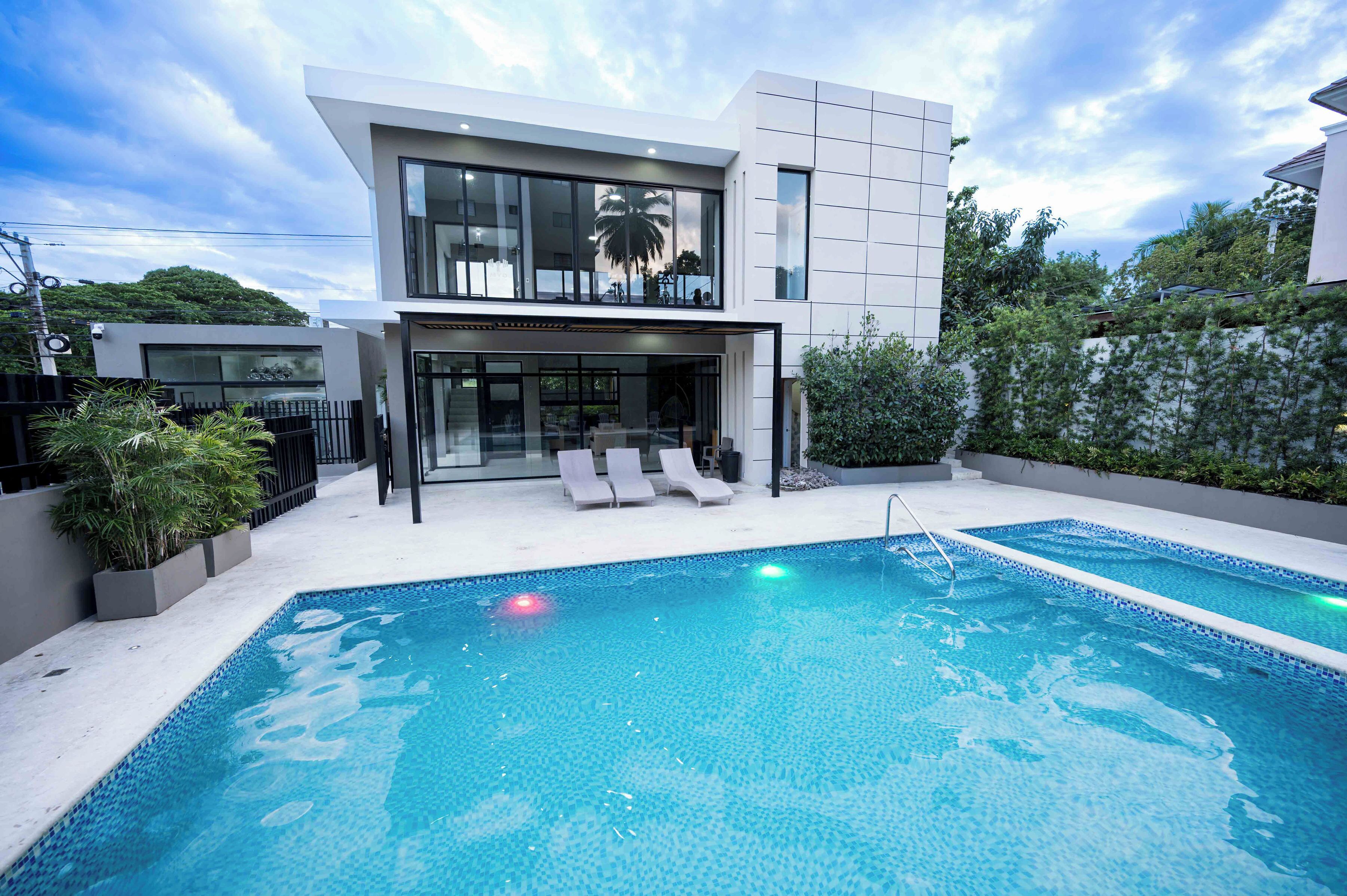 Una piscina al aire libre