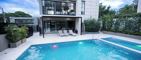 Una piscina al aire libre