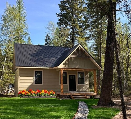 Modern Cottage Near Glacier Park