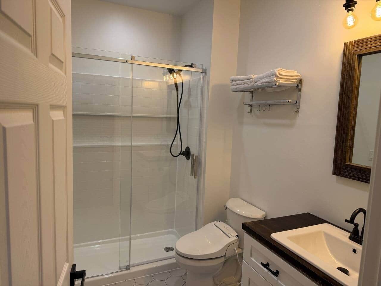 Suihku, hiustenkuivaaja, bidee, saippua