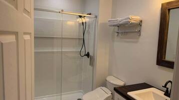 Suihku, hiustenkuivaaja, bidee, saippua