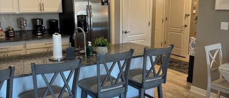 Geladeira, micro-ondas, fogão, cooktop