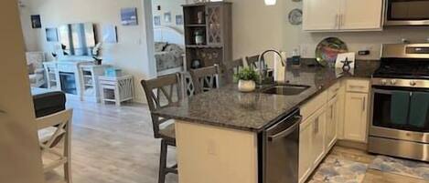 Réfrigérateur, four à micro-ondes, un four, surface de cuisson