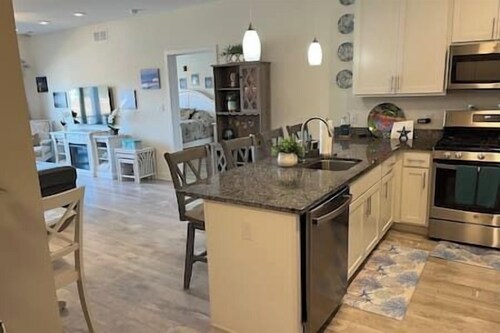 New! Love Creek Retreat- a calm haven by the water