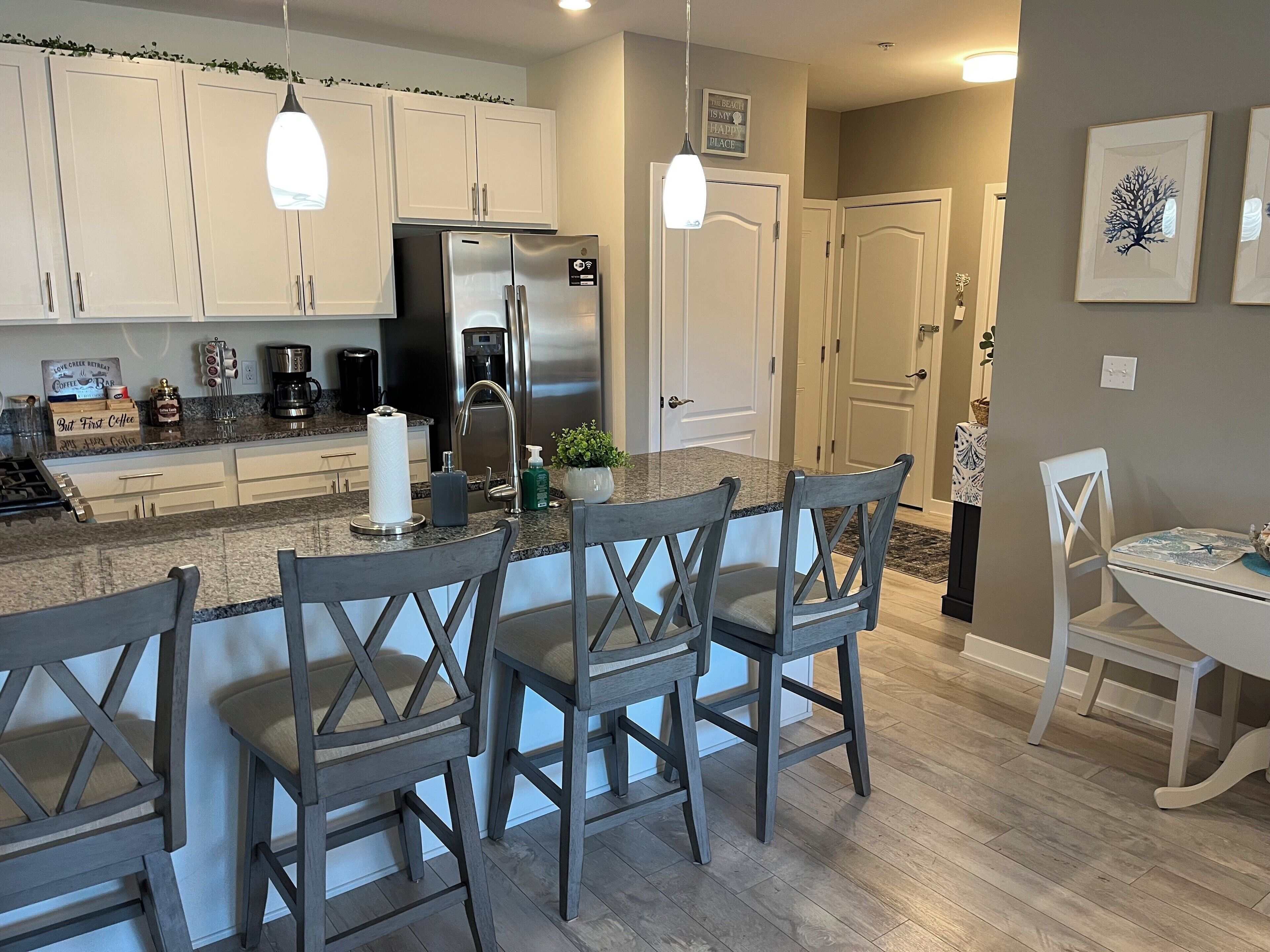 冷蔵庫、電子レンジ、オーブン、コンロ