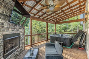 Terrace/patio - Private Creek Cabin with Hot Tub, Bunk Room and Game Room (Broken Bow)