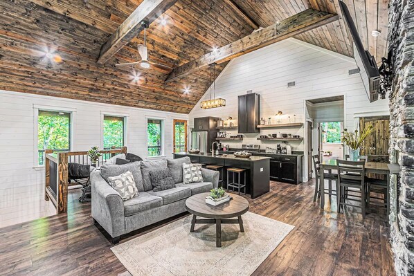Smart TV, fireplace, table football - Private Creek Cabin with Hot Tub, Bunk Room and Game Room (Broken Bow)