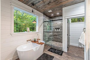 Shower, hair dryer, towels, soap - Private Creek Cabin with Hot Tub, Bunk Room and Game Room (Broken Bow)