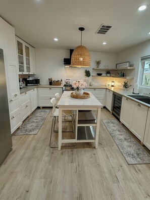 Private kitchen - New Indigo Retreat - Old Town Scottsdale (Scottsdale)